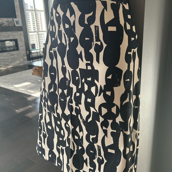 Dalia Collection - Black and Tan Skirt. Size 2. Geometric pattern. - Picture 5 of 5